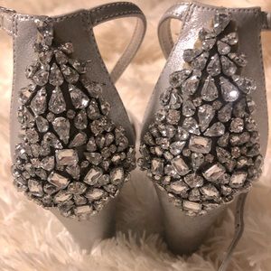 They are Silver and size 7